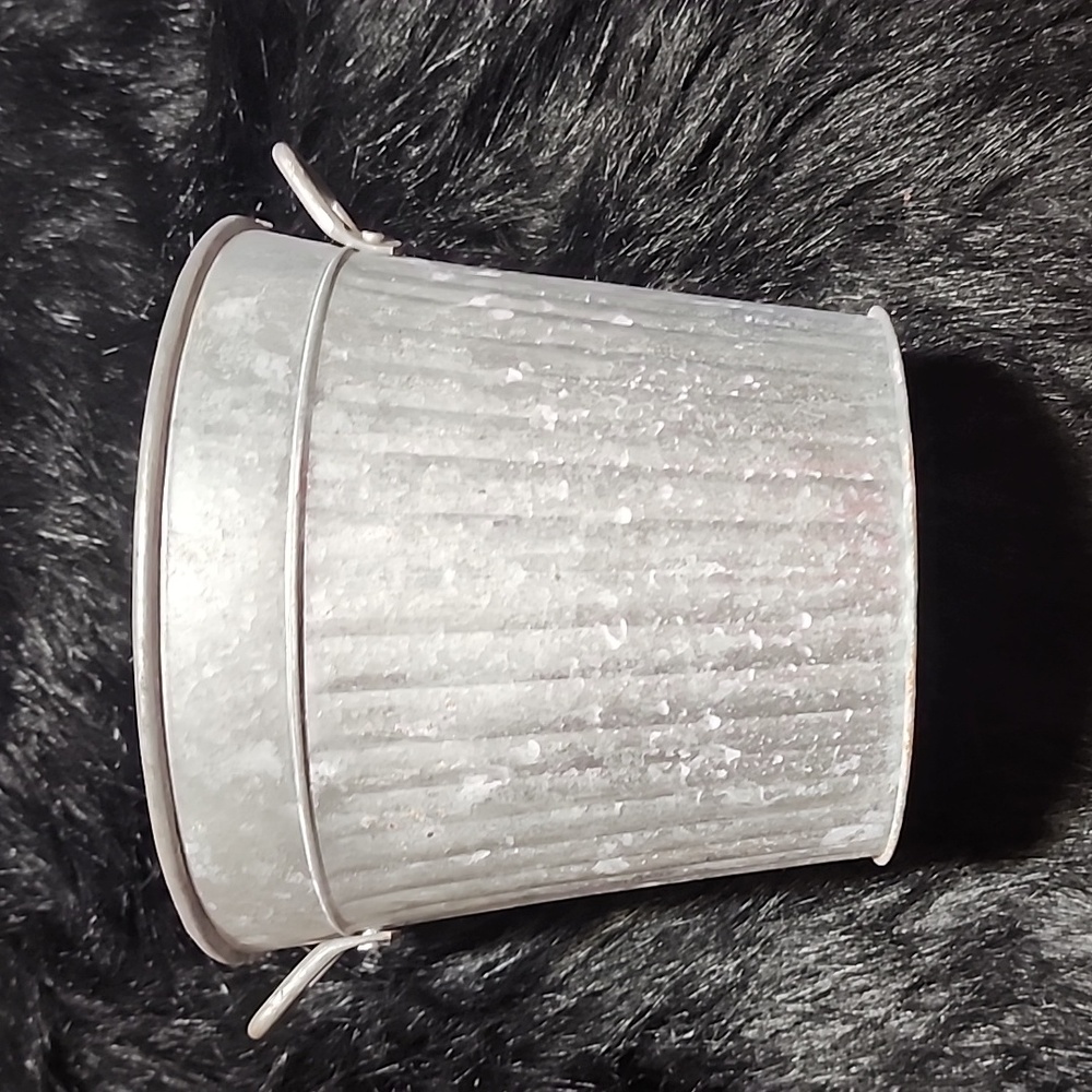 Galvanized Small Planter Classic Collection. - Picture 2 of 8